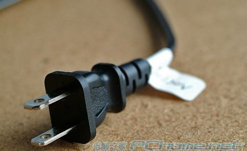 這機(jī)原本是在美國本土發(fā)售的,所以電壓是120V,來到國內(nèi)需加上220v轉(zhuǎn)110大變壓器。圖中就是這機(jī)的電源線。