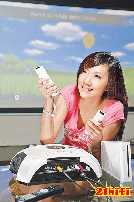用投影機(jī)玩Wii,不管動(dòng)作再大都不怕敲破電視屏幕