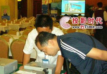 與會代表在會前觀看新產品