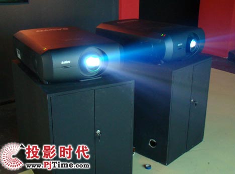 PLC-XF4700CͶӰC *2 Ļƴ