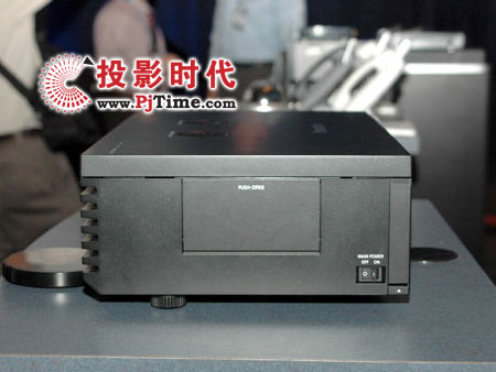 松下PT-AE3000投影機側面