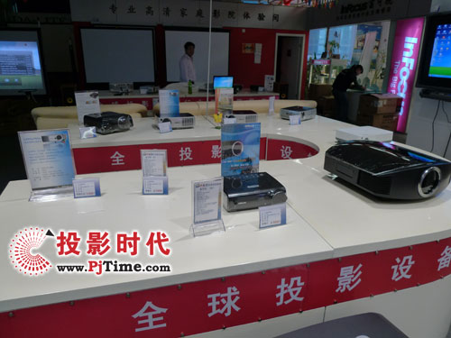 金融危機(jī)中IT賣場倍感寒意,投影城新模式一枝獨(dú)秀