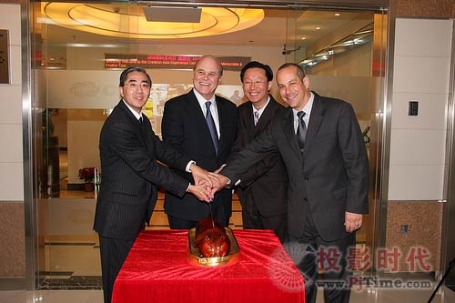 全球及亞洲區高層共同主持切乳豬儀式