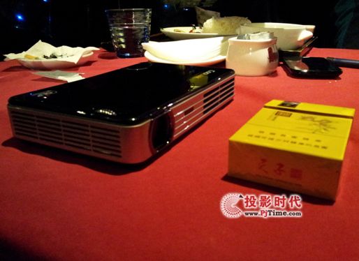 蘭桂坊覽蟲書吧之電影體驗：酷樂視X2微型投影機