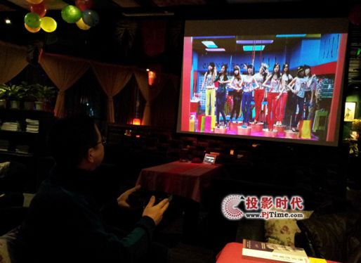 蘭桂坊覽蟲書吧之電影體驗：酷樂視X2微型投影機