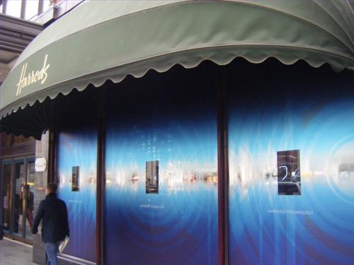 Harrods_Ӣׂ͸֘Ƶ漆,ýwϢlϵy,ָʾ,֘,Ϣ@ʾϵy,digital signage