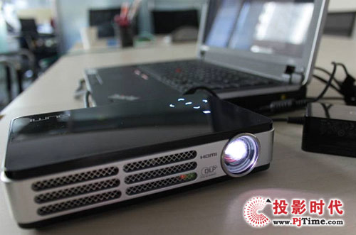 黑色的QUMI Q2是名副其實的“辦公室第二臺投影機”