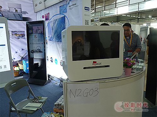 億特朗廣告機(jī)亮相上海數(shù)字標(biāo)牌展