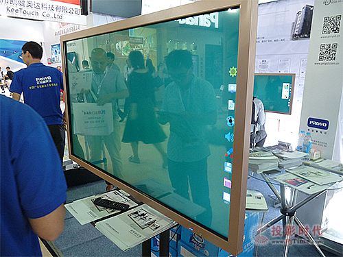 億特朗廣告機(jī)亮相上海數(shù)字標(biāo)牌展
