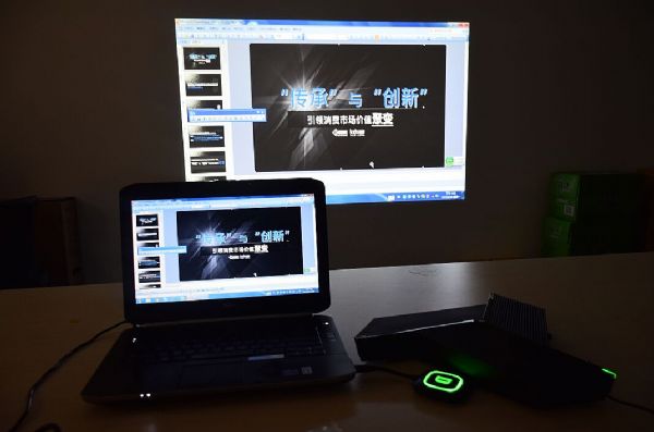 ̄ͶӰLightank W100ث@CES 2018´
