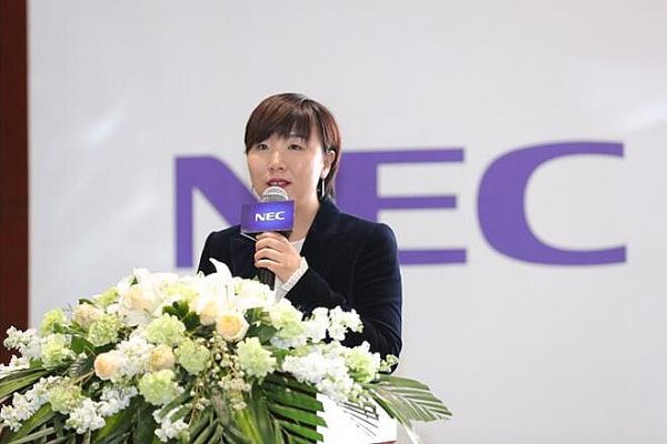 譚慧菊詳細(xì)介紹了教育投影機(jī)售后服務(wù)信息