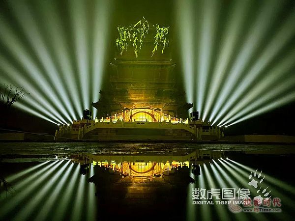 引云閣大型燈光投影秀與你“云見面”