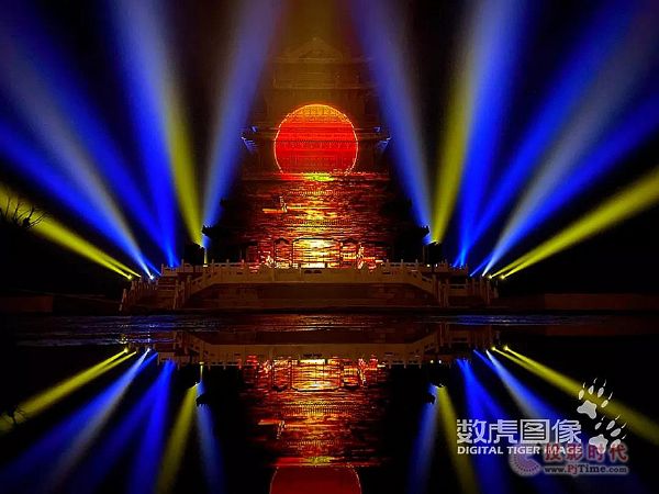引云閣大型燈光投影秀與你“云見面”