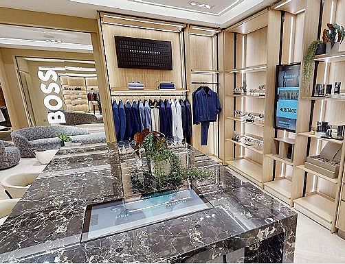ʽ@ʾHUGO BOSST(mn)ُ(gu)w(yn)ýwϢl(f)ϵy(tng)(sh)֘(bio)ƣ(sh)ָʾdigital signage