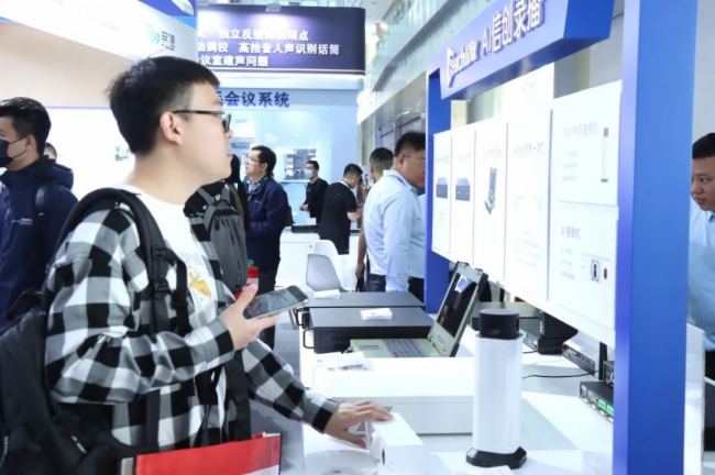 AI?ǻҕӍInfoComm2025JȡAIƷŮʣ